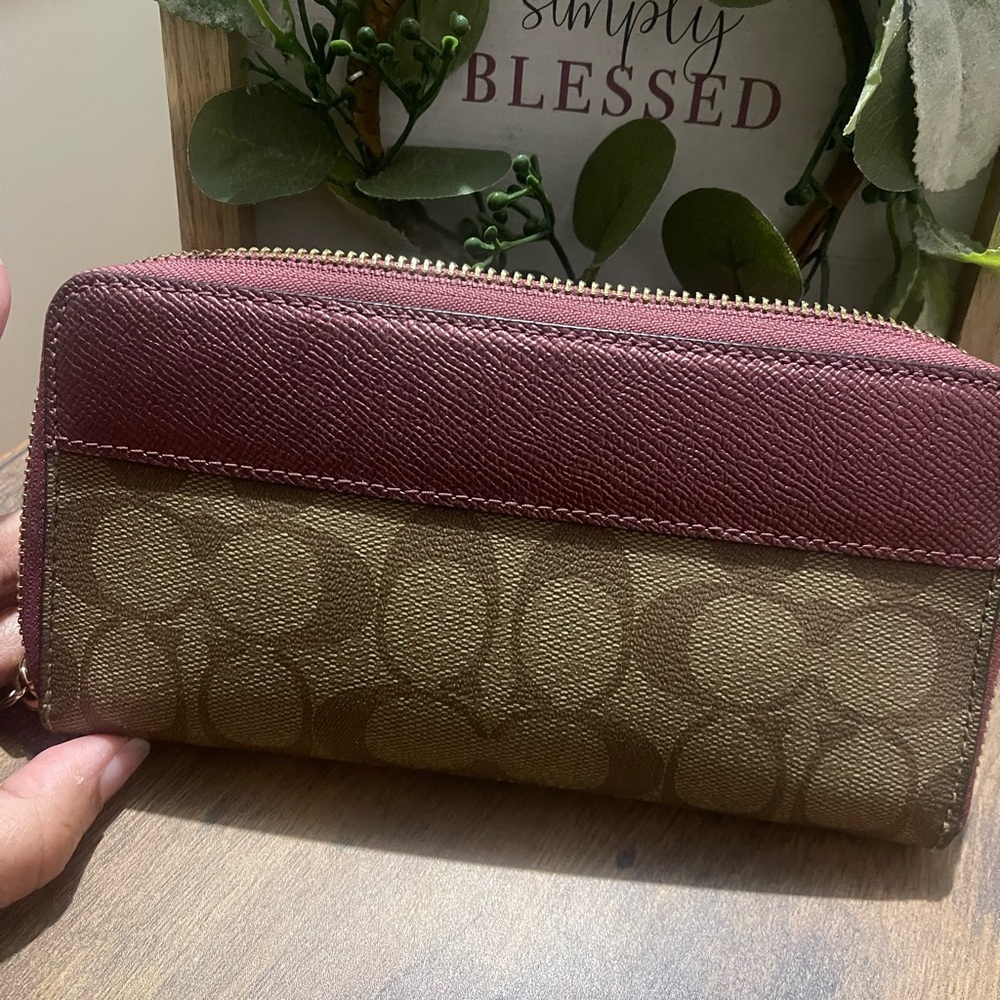 Coach Rehab Wallet
Peeling inside
Outside is great condition - Picture 2 of 11